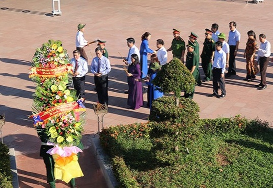 Lãnh đạo tỉnh Quảng Trị dâng hương, dâng hoa tri ân các anh hùng, liệt sĩ - 1 Lãnh đạo tỉnh Quảng Trị dâng hương, dâng hoa tri ân các anh hùng, liệt sĩ - 1