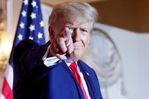 Ông Trump bỏ xa đối thủ đảng Cộng hòa dù vướng lùm xùm pháp lý