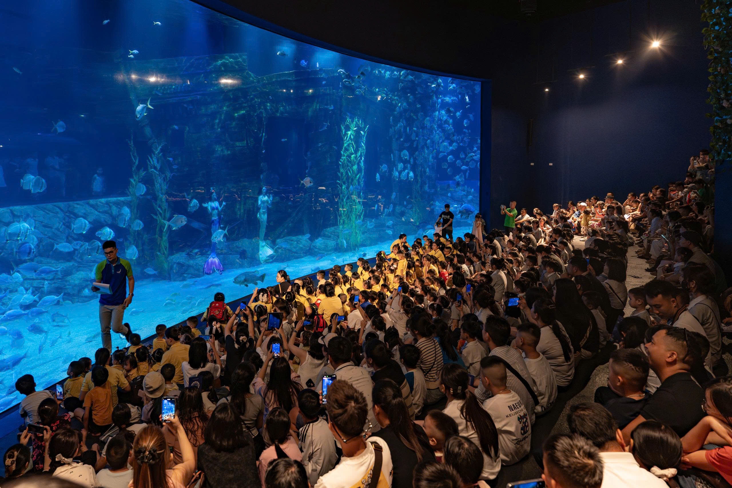 Thủy cung Lotte World Hà Nội đón vị khách thứ 1 triệu - 1