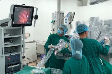 Lần đầu ứng dụng robot phẫu thuật bệnh nhược cơ