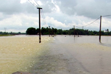 Rơi xuống ngầm nước sâu, một nhân viên trường học bị cuốn trôi