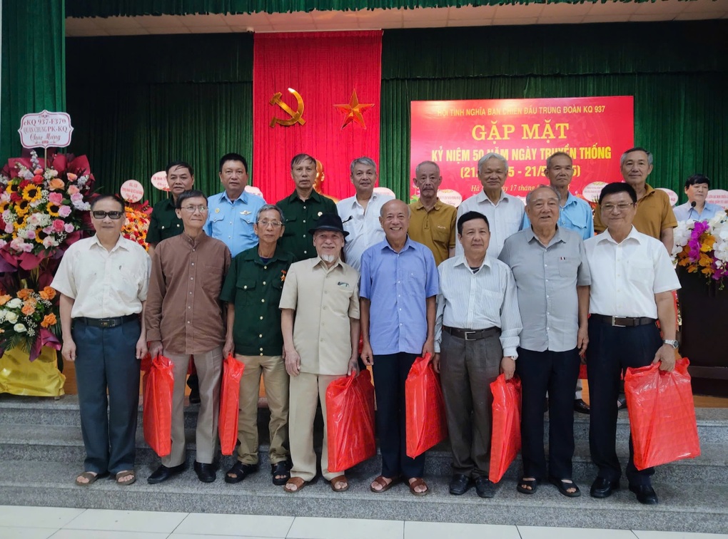 Ra mắt cuốn hồi ký về cuộc đời anh hùng phi công huyền thoại Nguyễn Văn Bảy - 2 Ra mắt cuốn hồi ký về cuộc đời anh hùng phi công huyền thoại Nguyễn Văn Bảy - 2