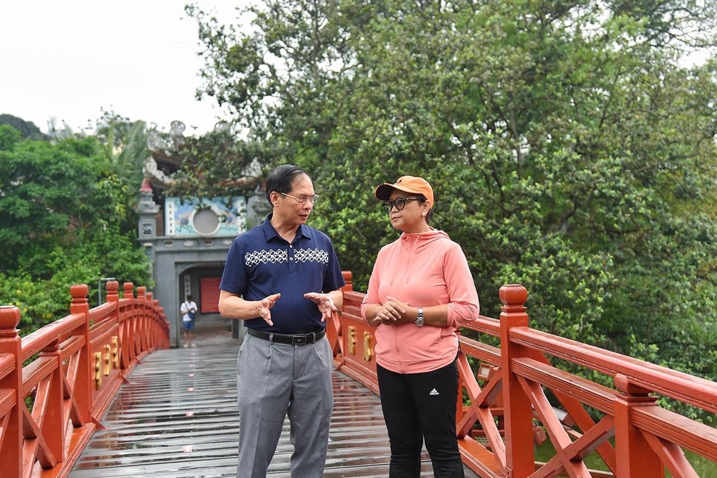Bộ trưởng Ngoại giao Việt Nam và Indonesia đi dạo, ăn phở ở Hà Nội - 2 Bộ trưởng Ngoại giao Việt Nam và Indonesia đi dạo, ăn phở ở Hà Nội - 2