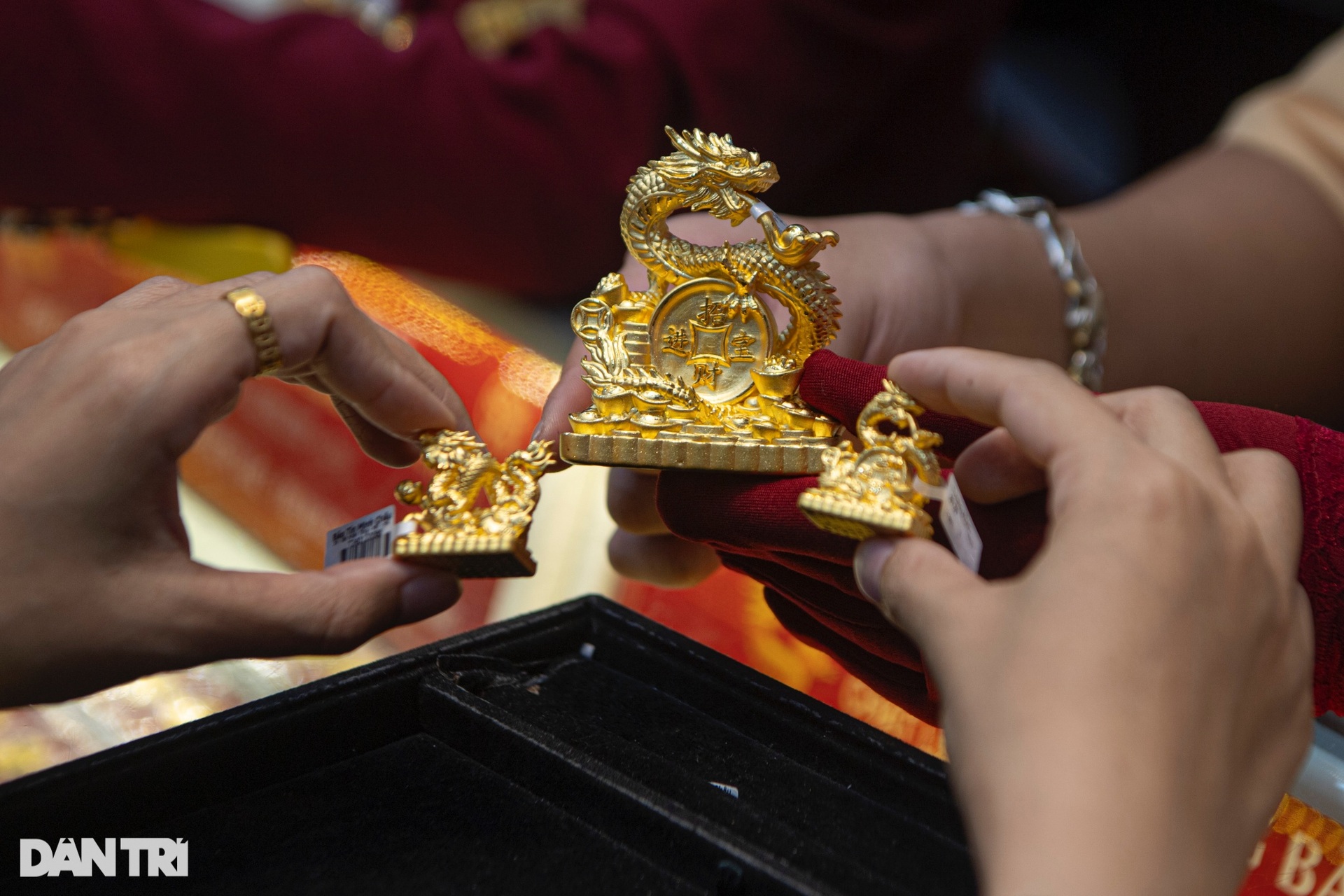 Chàng trai Hà Nội 13 năm cùng mẹ đi mua vàng ngày vía Thần Tài - 7 Chàng trai Hà Nội 13 năm cùng mẹ đi mua vàng ngày vía Thần Tài - 7
