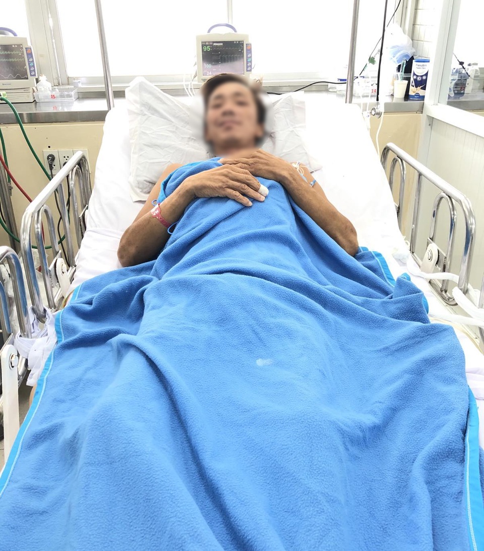 Bệnh nhân bị rắn hổ chúa cắn tạm qua cơn nguy kịch - 1 Bệnh nhân bị rắn hổ chúa cắn tạm qua cơn nguy kịch - 1