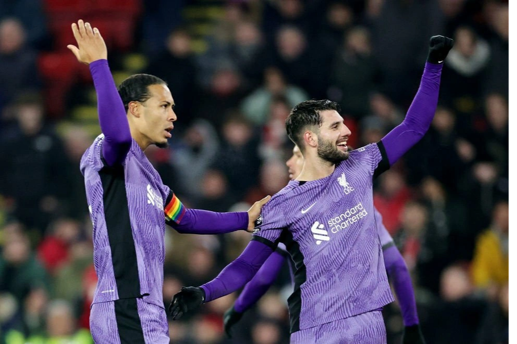 Thắng trận đầy tranh cãi, Liverpool bám sát Arsenal - 1 Thắng trận đầy tranh cãi, Liverpool bám sát Arsenal - 1