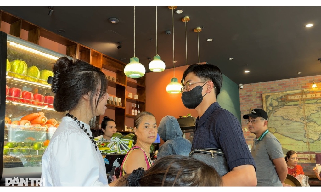 “Tổng tài” bịt khẩu trang đến quán cà phê xin lỗi: Tôi mất ngủ cả đêm - 3 “Tổng tài” bịt khẩu trang đến quán cà phê xin lỗi: Tôi mất ngủ cả đêm - 3