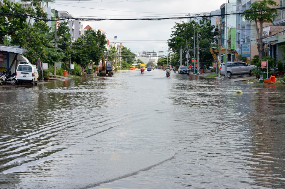 Khu dân cư bị nước bủa vây tứ phía ở Sài Gòn - 1