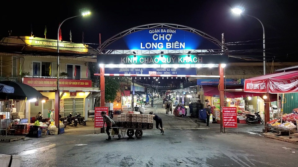 Đêm trắng của nữ cửu vạn ở chợ Long Biên - 6 Đêm trắng của nữ cửu vạn ở chợ Long Biên - 6