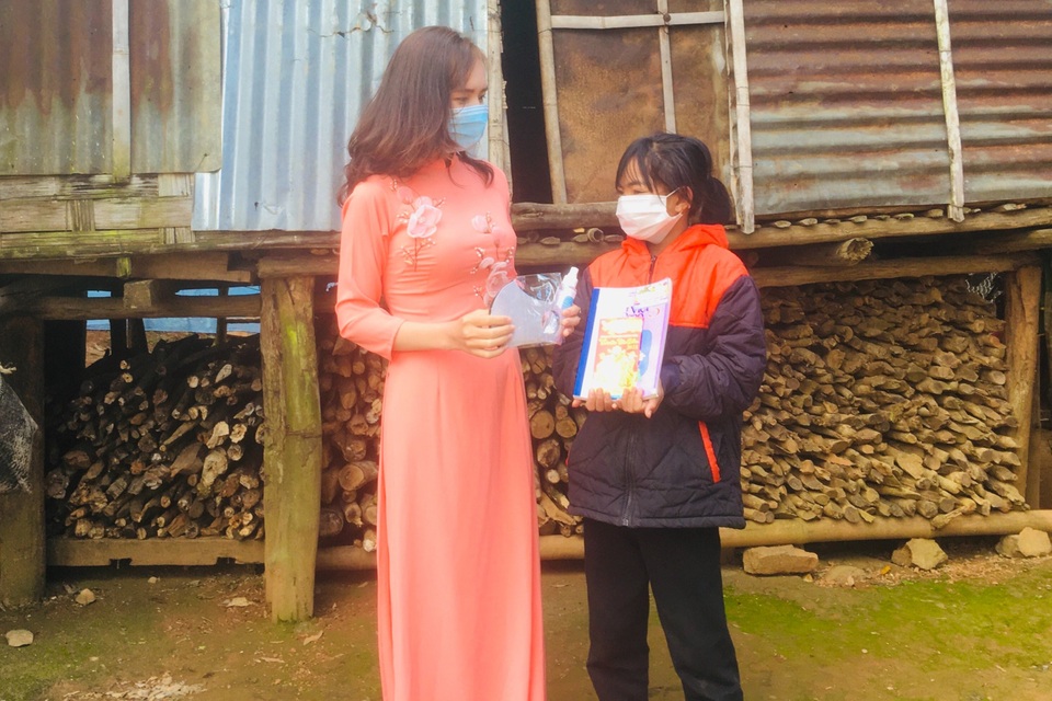 Đầu xuân, thầy cô đến nhà tặng sách, khẩu trang cho học sinh vùng cao - 3 Đầu xuân, thầy cô đến nhà tặng sách, khẩu trang cho học sinh vùng cao - 3