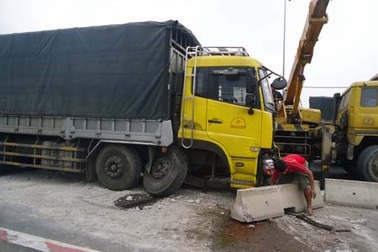 Tài xế ngủ gật, xe tải húc bay dải phân cách
