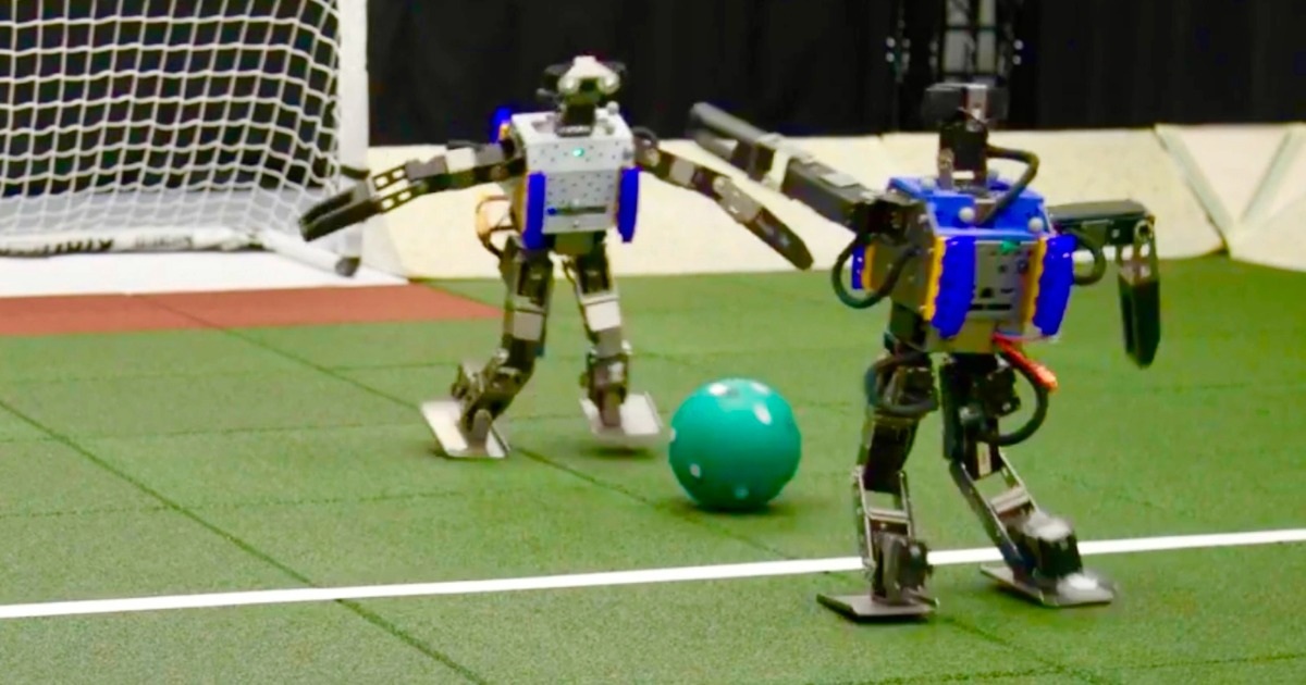 View - Robot đã tự biết lừa bóng, qua người, ghi bàn | Báo Dân trí