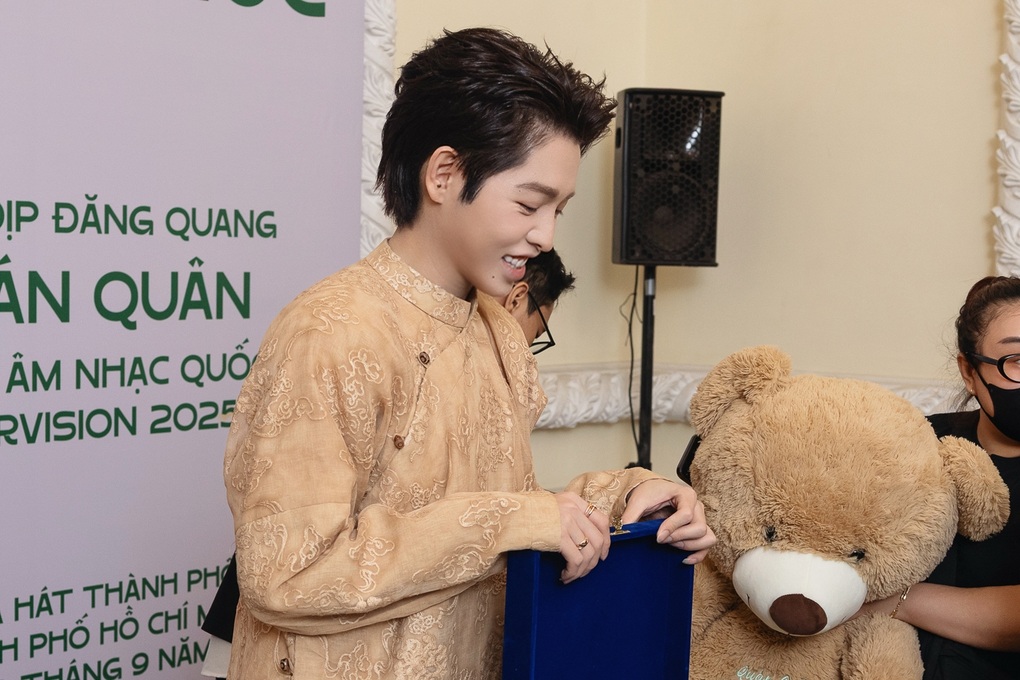 Vừa về Việt Nam, Đức Phúc ủng hộ 1 tỷ đồng giúp đồng bào vùng bão lũ - 1 Vừa về Việt Nam, Đức Phúc ủng hộ 1 tỷ đồng giúp đồng bào vùng bão lũ - 1