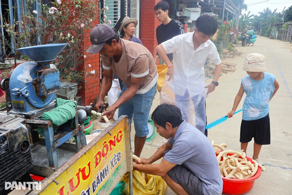 Nghề chỉ làm vào mùa mưa, mang niềm vui đi khắp thôn xóm - 1