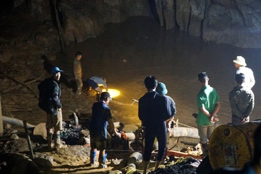 Hòa Bình: Người thân trắng đêm chờ tìm hai phu vàng mắc kẹt trong hang sâu