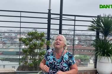 Cựu Phó đại sứ Thụy Điển tại Việt Nam hát Trống Cơm