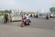 Người đàn ông bị chém tới tấp khi đang bán bánh mì