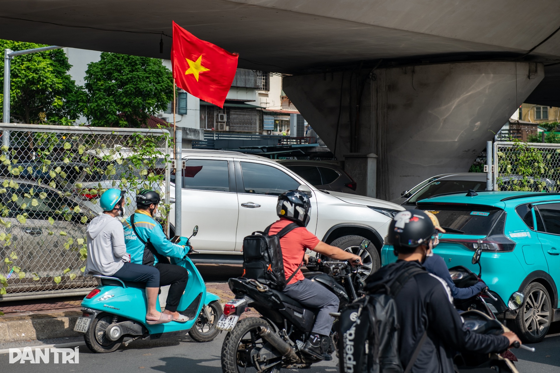 Sau vụ cháy dưới gầm cầu Vĩnh Tuy, nhiều nơi vẫn trông giữ xe gầm cầu - 8 Sau vụ cháy dưới gầm cầu Vĩnh Tuy, nhiều nơi vẫn trông giữ xe gầm cầu - 8