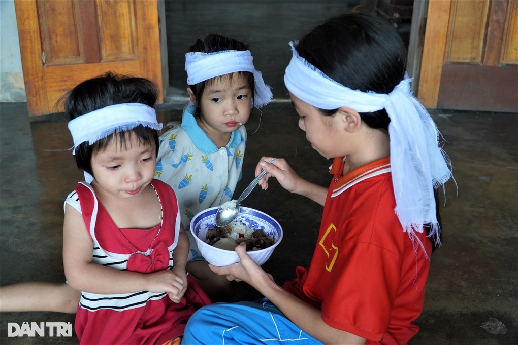 Chồng mất vì tai biến, vợ bệnh tim lo các con thơ đói ăn, thất học - 2 Chồng mất vì tai biến, vợ bệnh tim lo các con thơ đói ăn, thất học - 2