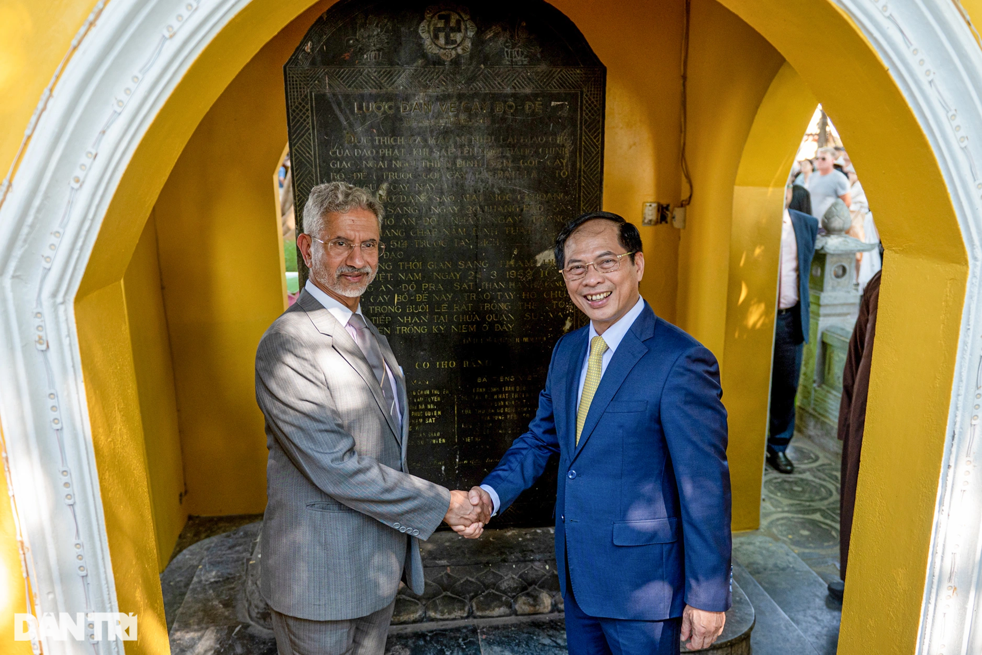 Bộ trưởng Bùi Thanh Sơn cùng Bộ trưởng Ngoại giao Ấn Độ thăm chùa Trấn Quốc - 10 Bộ trưởng Bùi Thanh Sơn cùng Bộ trưởng Ngoại giao Ấn Độ thăm chùa Trấn Quốc - 10