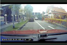 Thót tim khoảnh khắc bé trai 3 tuổi chạy sang đường bị ô tô tông trúng