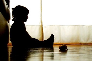 Bé 16 tháng tuổi thoi thóp ôm thi thể người giúp việc