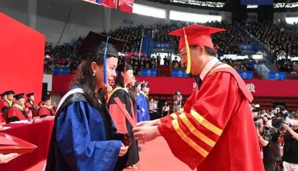 Den första blinda studenten som klarade universitetsprovet och studerade för en doktorsexamen - 2 Sinh viên khiếm thị đầu tiên đỗ đại học, học tới tiến sĩ - 2