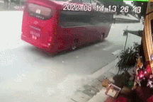 Chạy ngược chiều trên quốc lộ, xe máy bị ô tô tông trúng