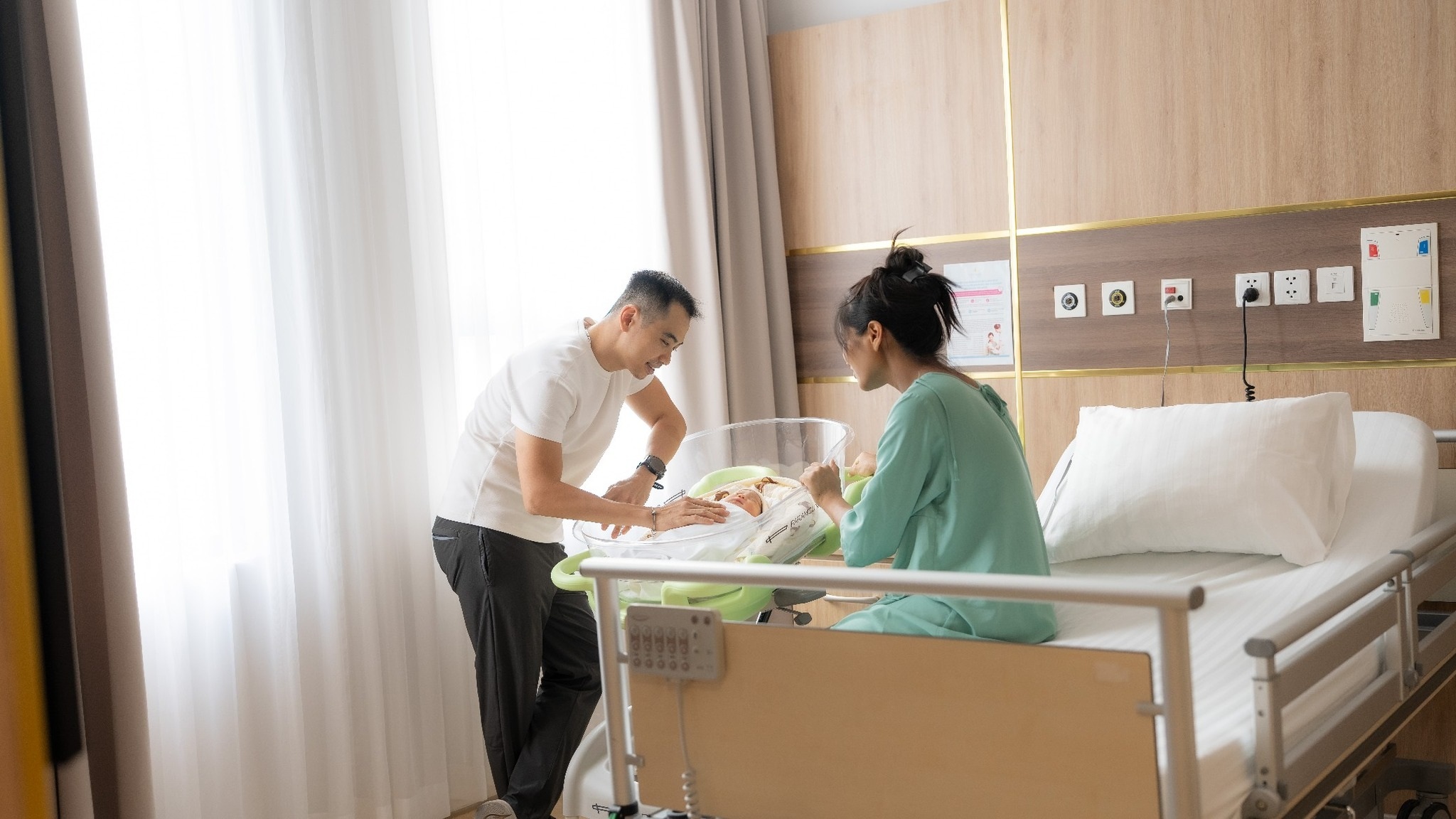 Hoa hậu H’Hen Niê sinh con gái đầu lòng, chồng bật khóc trong phòng sinh - 3