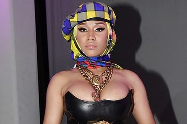 Nicki Minaj diện áo hở táo bạo