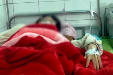 Phụ huynh cầm "nắm đấm" lao vào trường: Bảo vệ, giáo viên đứng đó, bất lực?