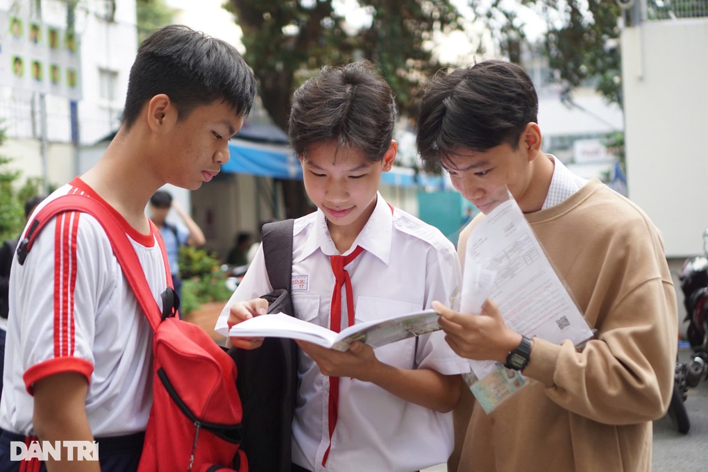 HCMC: បេក្ខជនចាប់ផ្តើមការប្រណាំងដើម្បីចូលថ្នាក់ទី 10 សមាមាត្រនៃការប្រកួតប្រជែង 1/6 - 1 TPHCM: Thí sinh bắt đầu cuộc đua vào lớp 10, tỷ lệ chọi 1/6 - 1