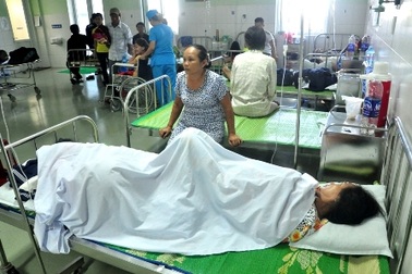 Ăn bánh mì, hàng chục người nhập viện vì ngộ độc