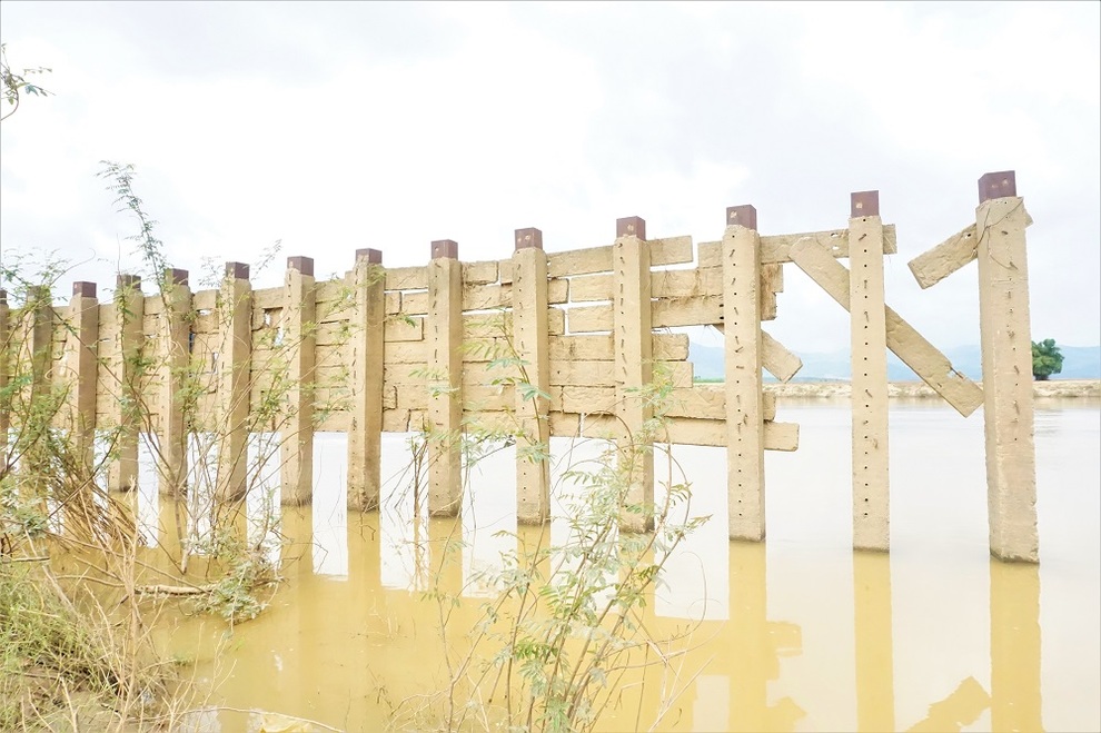 Hà bá phá nát bờ kè, dân lo sợ mất đường vào làng - 11 Hà bá phá nát bờ kè, dân lo sợ mất đường vào làng - 11