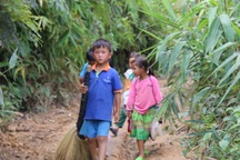 Nơi học sinh đến trường từ 4 rưỡi sáng, hàng trăm đứa trẻ thất học, mù chữ