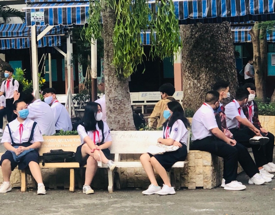 Gần 4 tháng gặp lại bạn bè, thầy cô, quyết không tay bắt mặt mừng - 1 Gần 4 tháng gặp lại bạn bè, thầy cô, quyết không tay bắt mặt mừng - 1