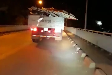 Xe tải chở tôn không chằng buộc cực kỳ nguy hiểm vẫn chạy trên đường