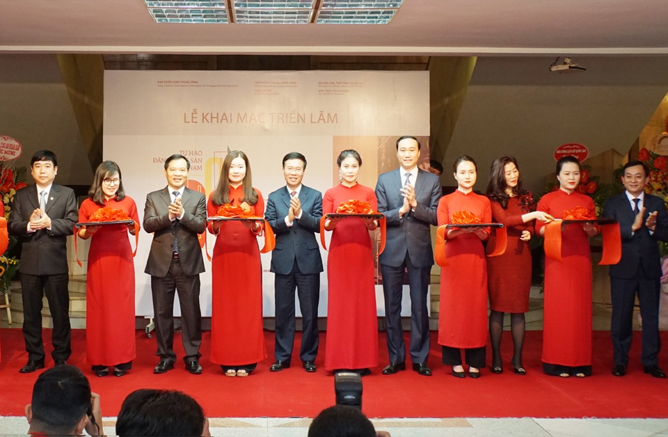 Trưng bày chuyên đề Tự hào 90 năm Đảng Cộng sản Việt Nam - một chặng đường vẻ vang - 1 Trưng bày chuyên đề Tự hào 90 năm Đảng Cộng sản Việt Nam - một chặng đường vẻ vang - 1
