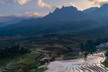 Ruộng bậc thang mùa nước đổ "hút" các nhiếp ảnh gia tới Sapa