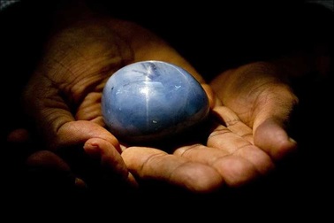 Ai sẽ mua viên đá sapphire lớn nhất thế giới giá 300 triệu USD?