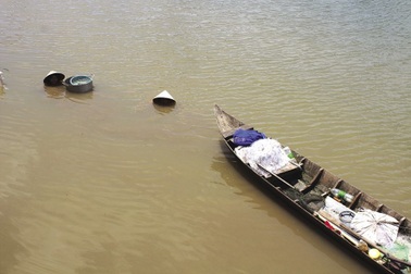 Những phận người ngụp lặn mưu sinh trên nhánh sông Cần Thơ