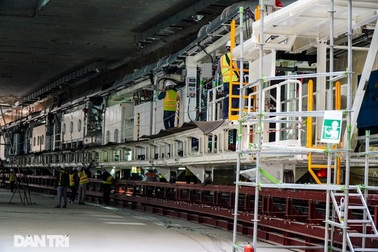 Cận cảnh "quái vật" đào hầm nặng 850 tấn đầu tiên của Hà Nội