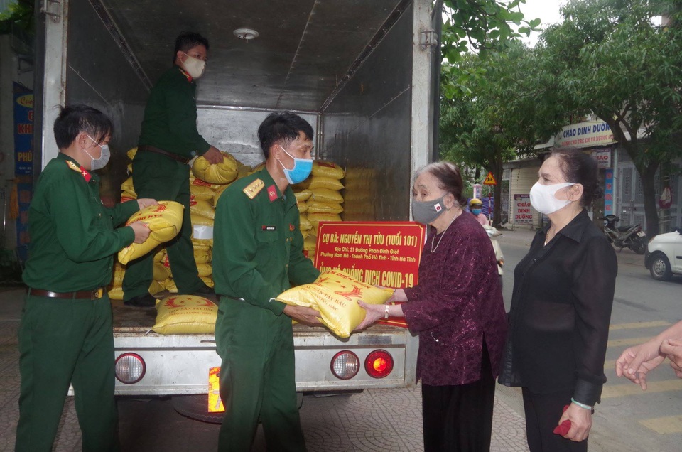 Những người mẹ trăm tuổi gây sốt bằng tinh thần đi đầu chống dịch - 1 Những người mẹ trăm tuổi gây sốt bằng tinh thần đi đầu chống dịch - 1
