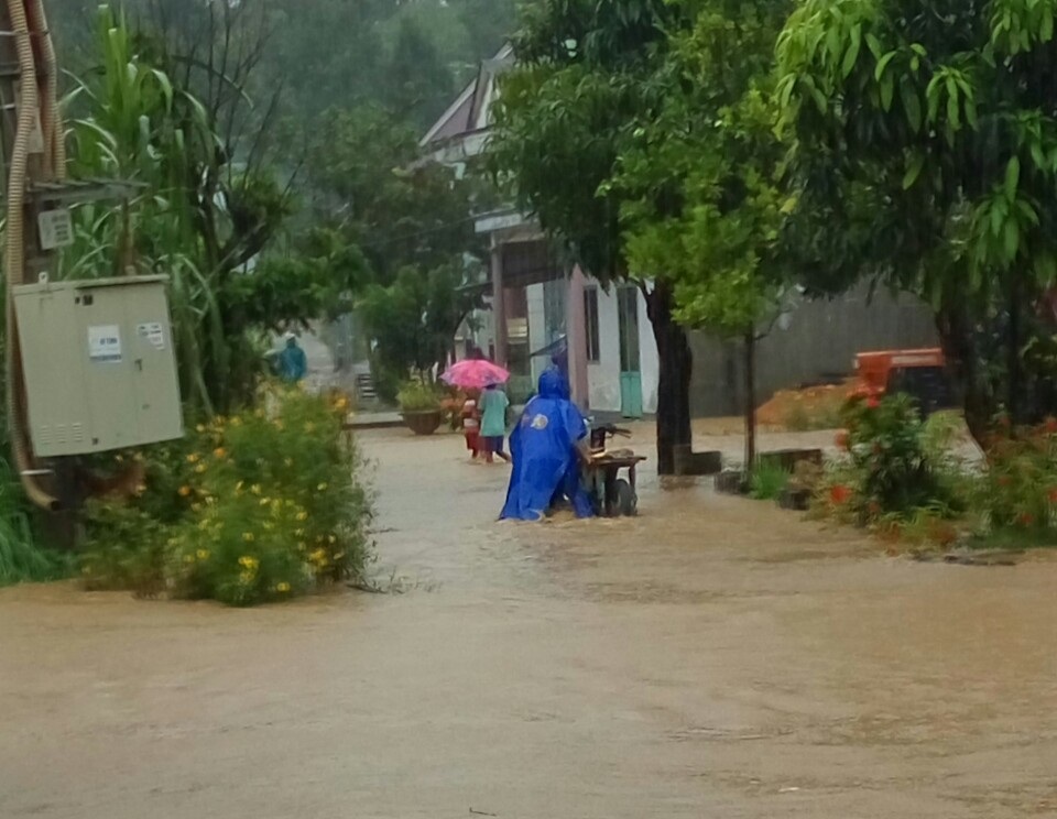  Chính quyền giúp di dời hàng trăm hộ dân cùng tài sản ra khỏi vùng lũ - 6