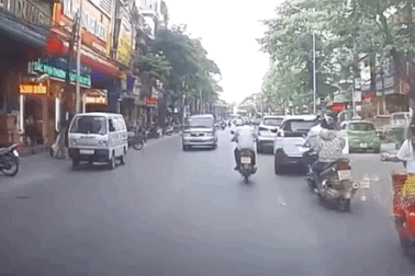 Vừa đi vừa xem điện thoại, "ninja" suýt gây hoạ