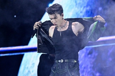 HIEUTHUHAI trình diễn máu lửa, cởi áo trên sân khấu gây chú ý