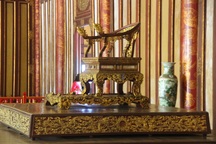 Làm "bản sao" ngai vàng để phục vụ khách tham quan Hoàng cung Huế