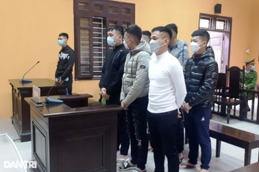 Ném chất bẩn, đặt vòng hoa trước nhà người thân con nợ