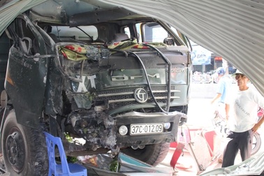 Xe tải chui vào cửa hàng máy tính