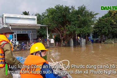 Người dân vùng lũ chèo thuyền nhận mì tôm, nước suối